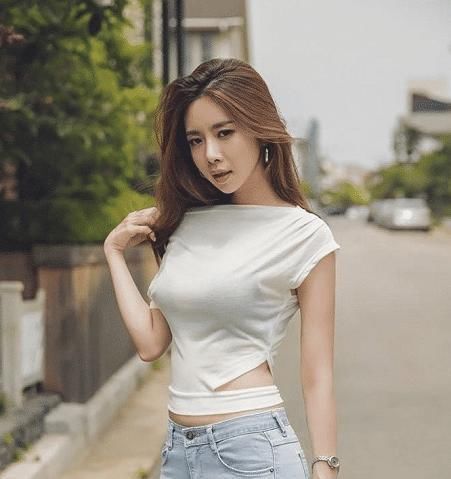 美女|美女怎么把项圈带在了腿上,不应该戴脖子上吗这的搞不懂