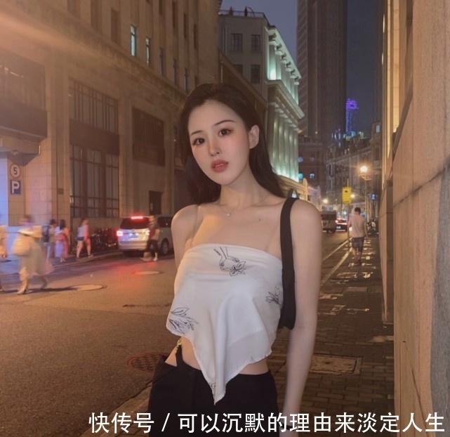 小姐姐|复古风手巾型吊带配低腰裤子,清爽凉快又性感!