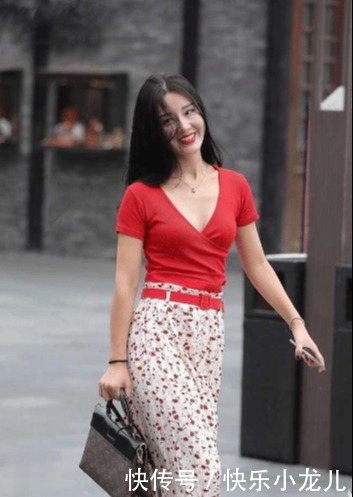 碎花|飘逸的小碎花裙,配合飘逸的小姐姐的甜美笑容,真让人心动