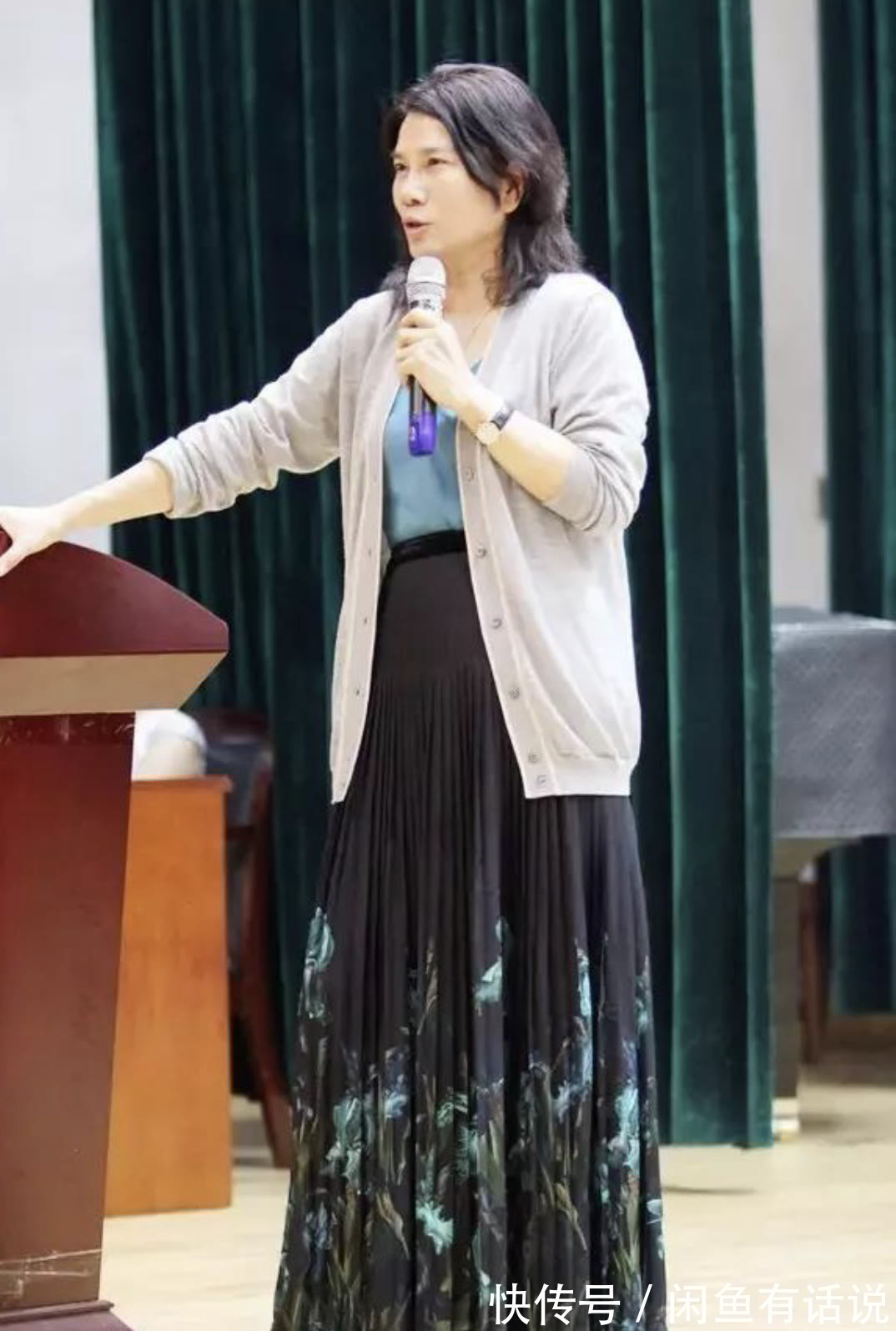 搭配|董明珠越老越时髦,穿开衫配渔夫帽气质变温柔,走路依然是霸总范