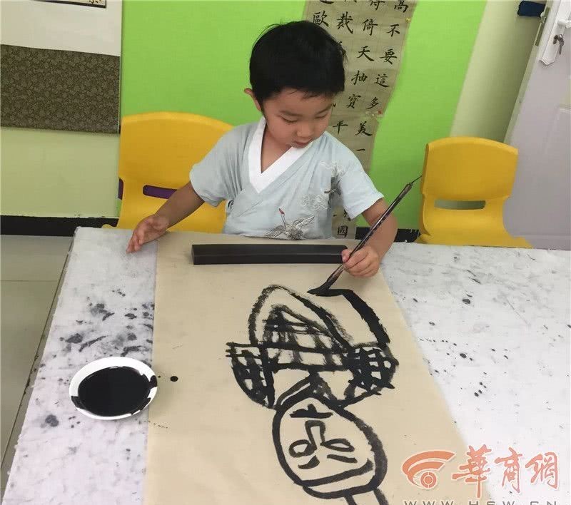 画作|五岁男孩身在海外“迷恋”兵马俑 一年多画千幅兵马俑画作