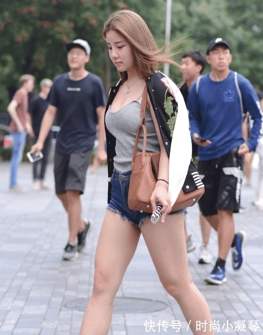 运动|还真别说,能驾驭得了低领口T恤,这才是真正的实力吧?