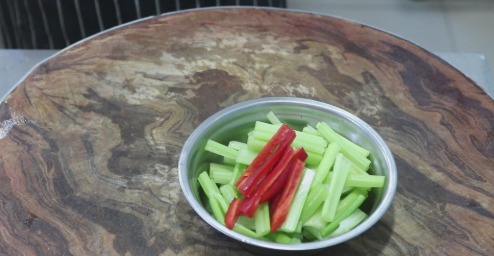 木耳|芹菜拌木耳好吃有绝招,学会这个方法,鲜嫩脆爽,满满的小技巧