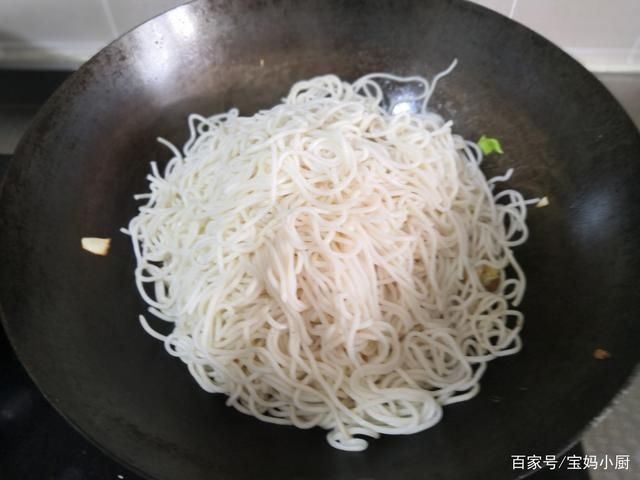 营养|天热，试试面条这吃法，蛋菜营养一锅省事，网友三十年没吃够