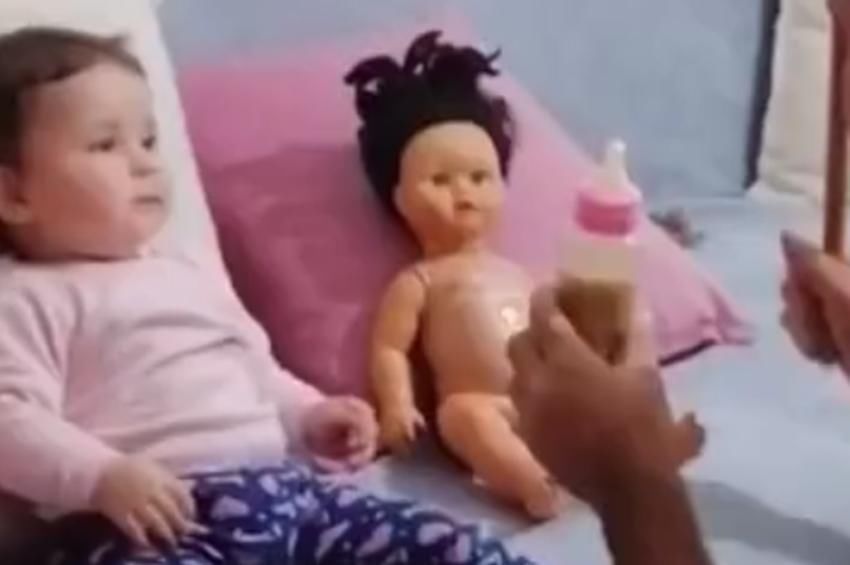 布娃娃|萌娃不愿喝奶,亲爸通过教训布娃娃来“恐吓”娃火了,网友:绝了