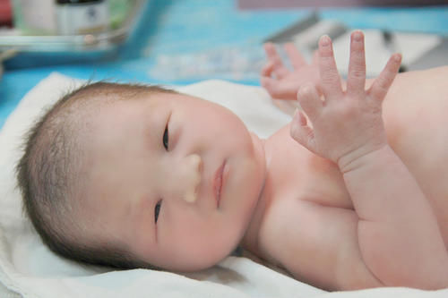 哭声|宝宝有多聪明?出生自带的5个生理现象告诉你,别说孩子啥也不懂