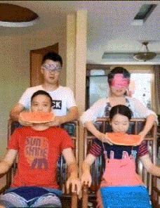 |搞笑GIF：哎呀，镜子里的帅哥是谁啊，太帅了吧，哈哈