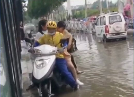 骑手|暴雨后化身“摆渡人”，山东这个外卖小哥说：这没什么，稀松平常