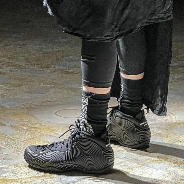 经典的Nike喷泡也能玩出新花样，这双CDG联名能否引发喷泡变革？