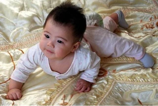 喂奶|宝宝喝完奶后“很乖”,奶奶却看出不对劲,及时出手救了孩子一命