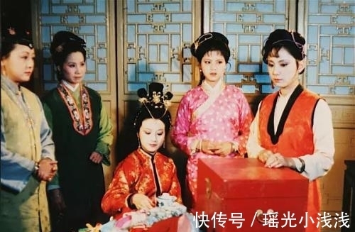 王夫人&薛宝钗搬离蘅芜苑,探春为何会恶言相加,双手赞同让其赶紧搬走?