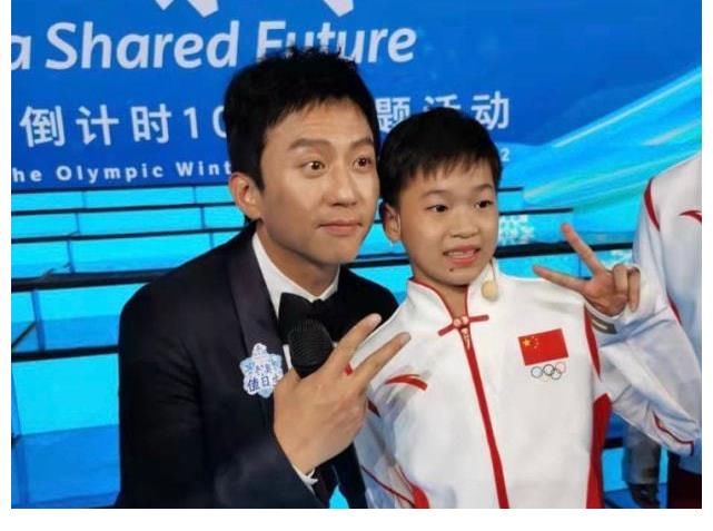 全红婵有多火?央视大合唱站C位,陈伟霆跟她热聊,邓超半蹲合影