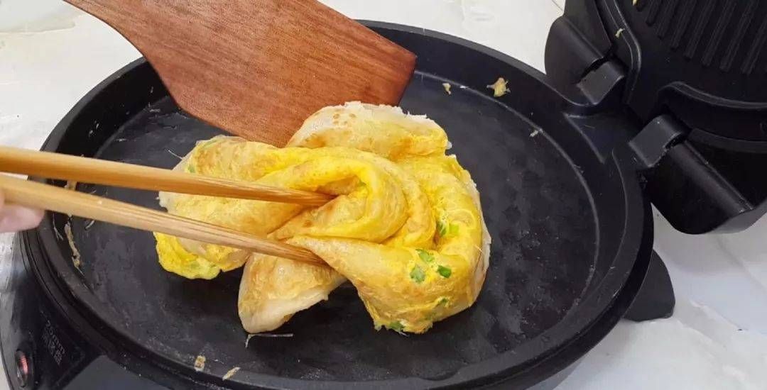 鸡蛋|吃早餐蛋糕的新方法,淋上蛋液,比手抓蛋糕简单,比鸡蛋灌饼好