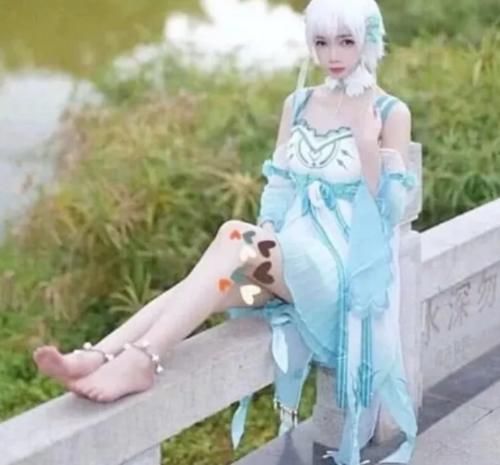 初中生|15岁初中生第一次cos言和,因太紧张而忘穿鞋,在看到她脚后好美啊