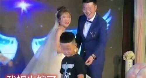 结婚|姐姐结婚弟弟全程摆臭脸,伤心欲绝下了台,网友忍不住笑出声