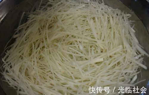 炒土豆丝,啥时候放醋是关键!顺序对了,就算随便炒炒都爽脆好吃