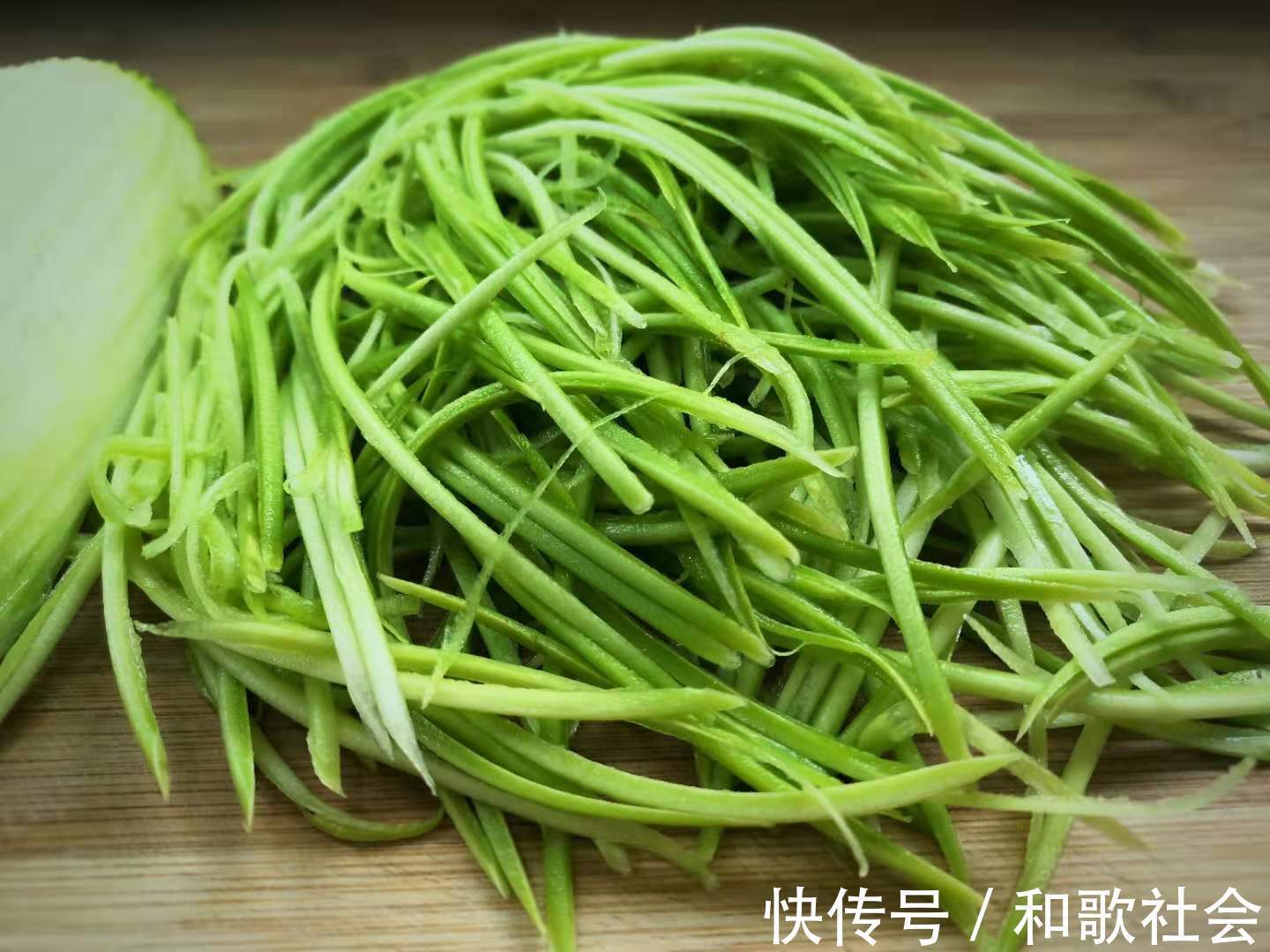 三伏天|这食材夏季很常见,才几毛钱一斤,加料一拌,清香爽口,开胃解暑