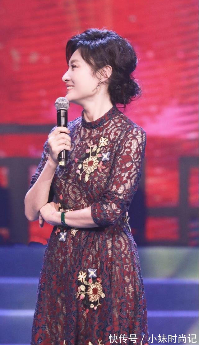 连衣裙 著名主持人“周涛”真会穿!深红色镂空连衣裙搭配扎发,优雅大气