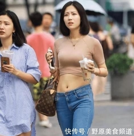 运动背心搭配牛仔裤,简约时尚,还成为街上动人的风景线
