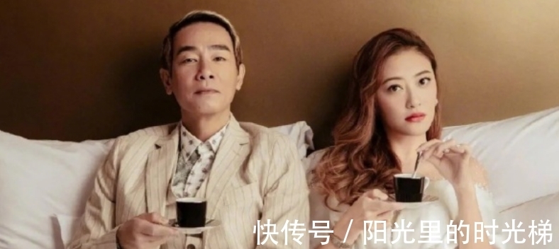 戲精夫婦！陳小春在臺(tái)上講話，應(yīng)采兒在臺(tái)下瘋狂暗示：感謝我