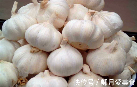 睡觉前，在脚底贴一片蒜瓣有奇效，看完回家也试试