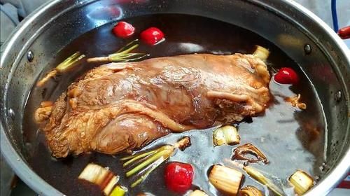 这才是酱牛肉的正确做法,牛肉紧实入味,酱香十足,怎么切都不散