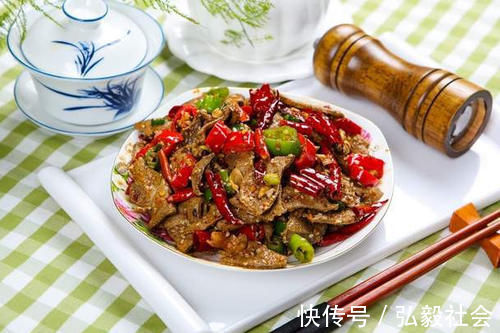 洋葱|炒猪肝不可直接下锅，少做了一步，难怪又腥又老，吃着黏糊糊的