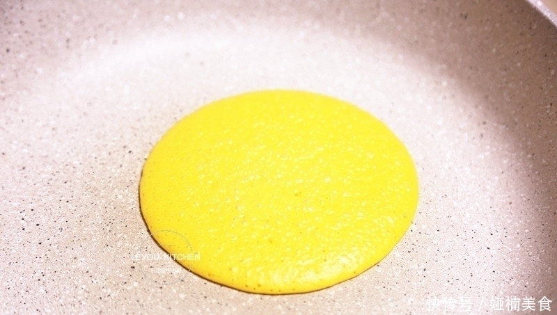 面糊|南瓜花样吃法，用平底锅做成点心，又甜又软，外面卖十几块钱一个