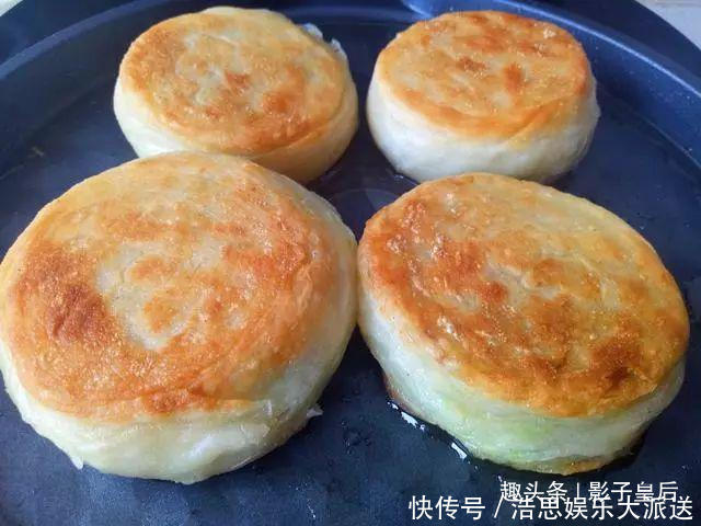  孩子|突发奇想用萝卜做成煎饼，没想到出奇的好吃，孩子每天都闹着要吃