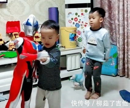 奥特曼|“孩子静悄悄,指定在作妖”,熊孩子和奥特曼上演“二人转”火了