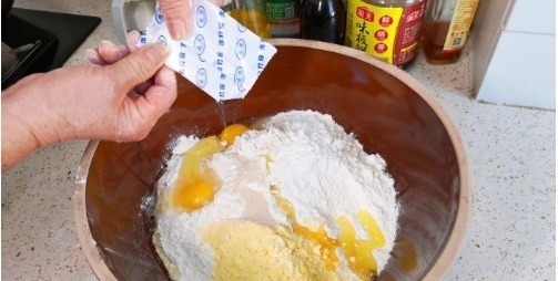 油条|炸油条时,有人加鸡蛋,有人加泡打粉,其实都不对,教你正确做法