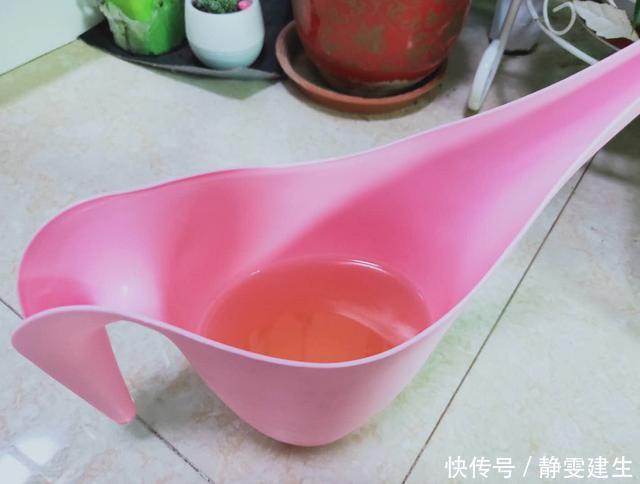 养花盆土干硬,一种营养水浇进去,10分钟变松散,好用