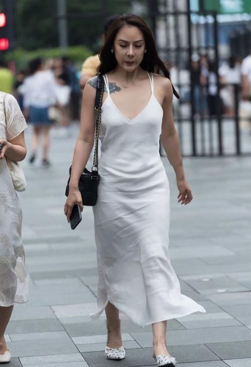 小姐姐|美女姐姐穿白色裙装,美丽自然,优雅时髦又凸显气质