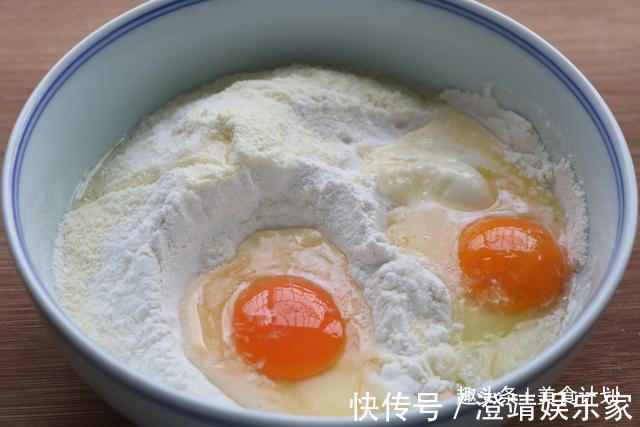 包子|普通面粉加2个鸡蛋做的小面包，松松软软，比包子馒头好看更好吃