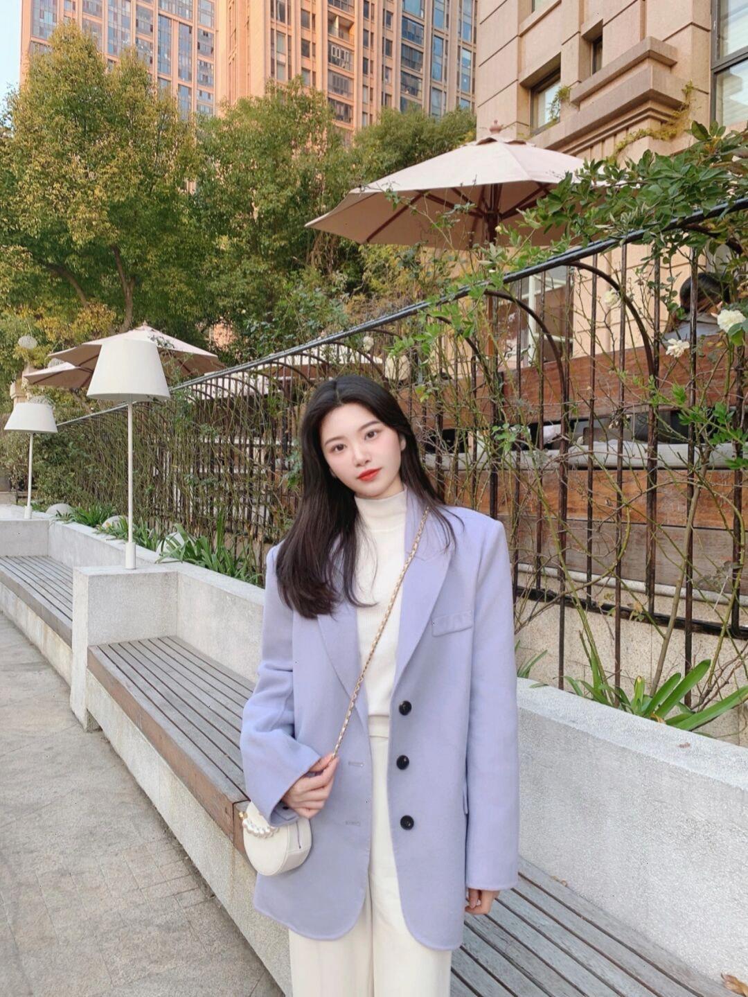 大衣|冬日氛围感穿搭指南,姜黄色大衣配白色阔腿裤,慵懒又随性!