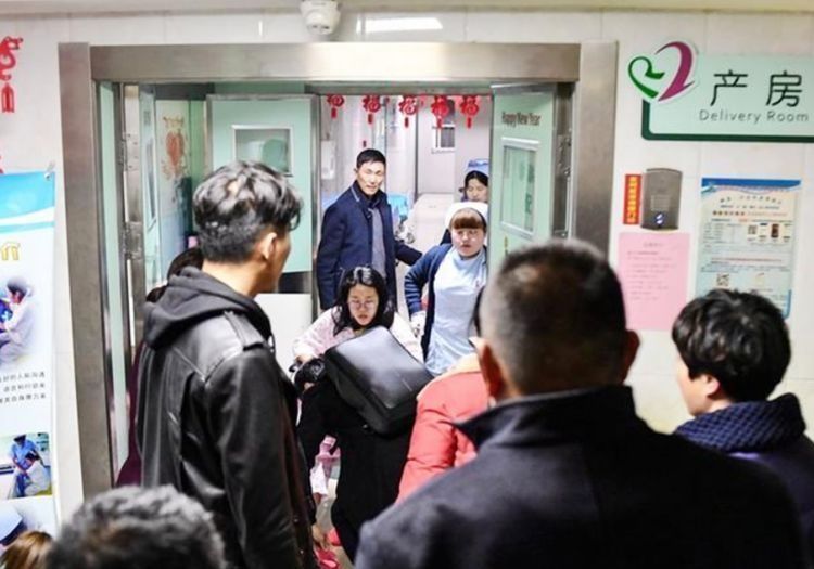 医生|孕妈顺产,家属大张旗鼓,来了14个,宝宝降生后医生才明白情况