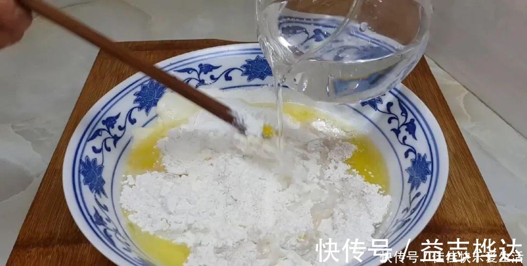 面粉别蒸馒头了,加2个鸡蛋,个个蓬松暄软,比面包简单好吃