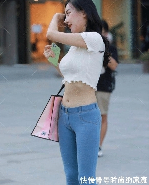 白t 露脐白T展露小蛮腰,白皙美女简约穿搭,古灵精怪可爱无比