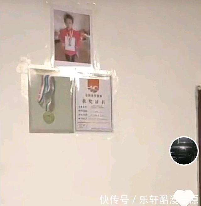 高水平|晚上好好吃一顿!全红婵哥哥把鱼收拾好,全妈全爸在一旁悠闲等待