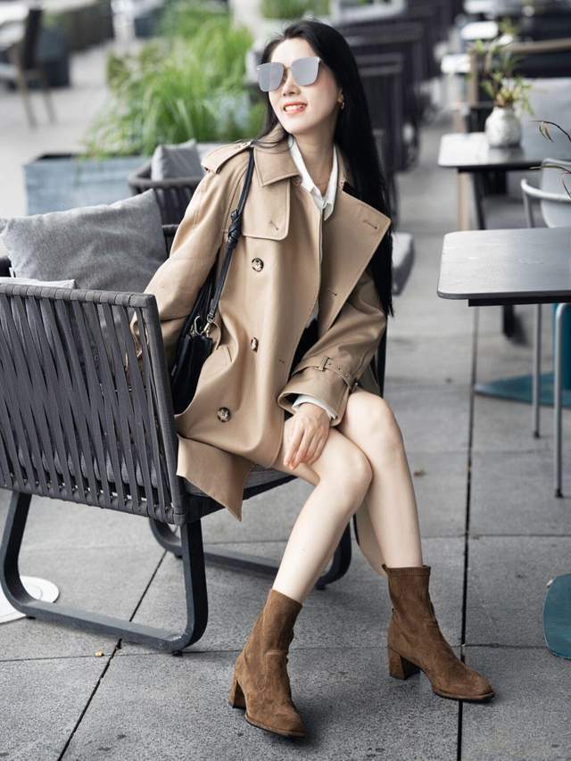 调节扣|秋冬,怎么穿性感女人味?风衣配白色衬衫和白色短裤,秀出大长腿