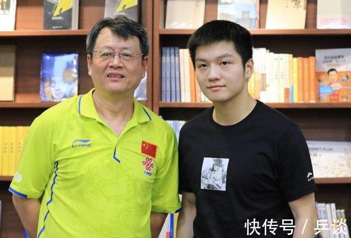 马琳|直板名教头扎根基层,给小将传授直板横打技巧!