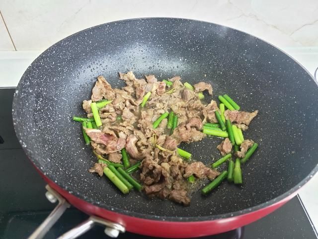 香菇酱汁淋豆腐|好吃绝了！午餐4个菜，个个喜欢全光盘，网友：家里有矿吗？