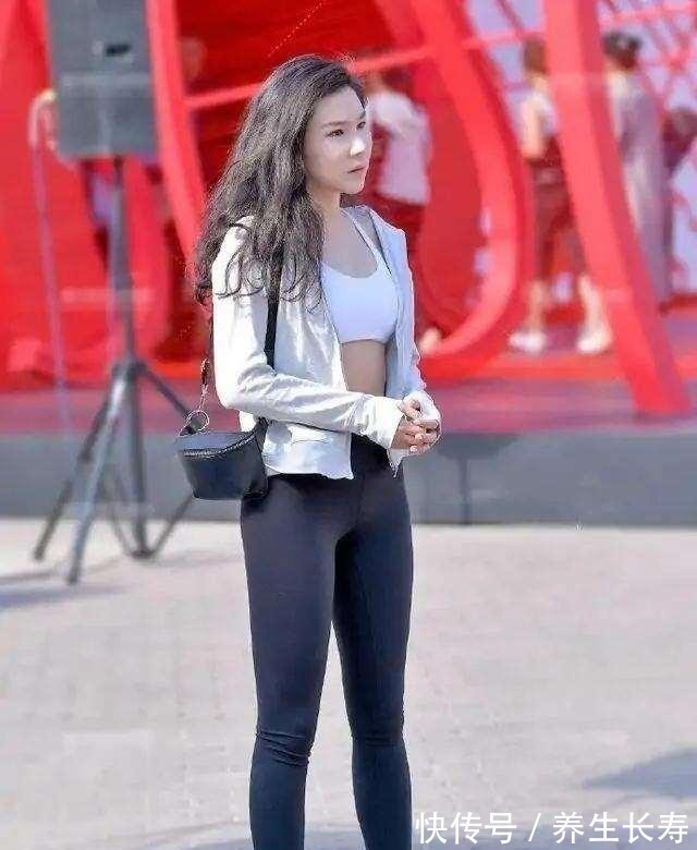 婚纱 灰色无袖上衣搭配黑色打底裤,颜色淡雅,有点儿小成熟的感觉!