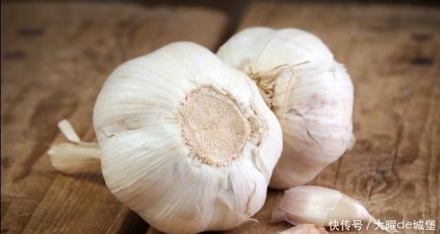 血栓|多吃大蒜能降血脂吗？北大教授：大错特错，真正降血脂的是一事