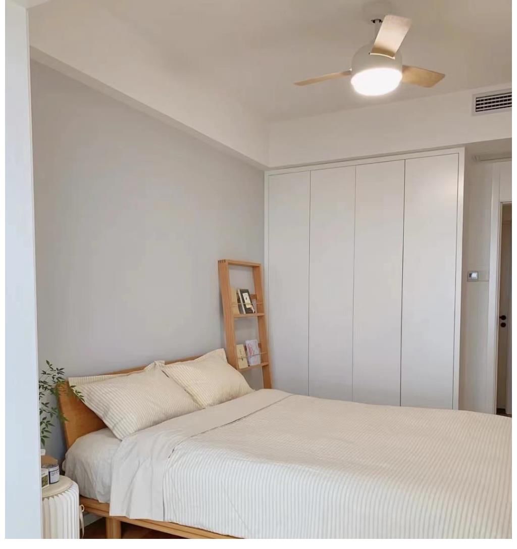 次卧|98㎡原木风新居,大白墙搭配原木家具,朋友来家做客都说像大平层