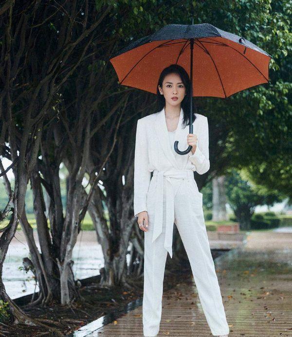 轻熟感|女人一旦30岁,穿衣尽量以“轻熟风”为主,这几种照着穿准美