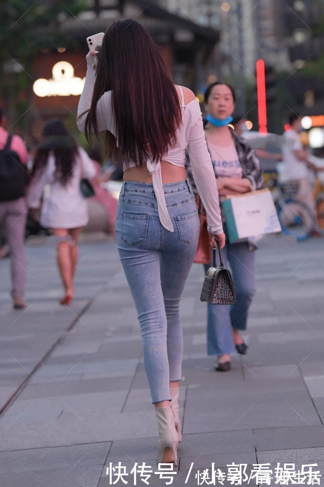 时尚 一字斜肩+牛仔裤穿搭,简单出众,轻松美出时尚感!