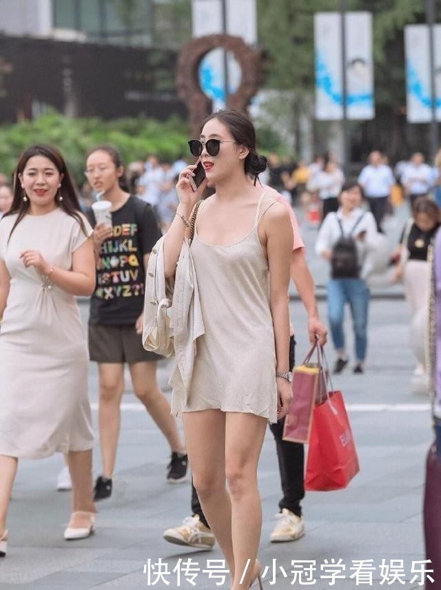 为求清凉,小妹妹把吊带衫当“裙子”穿,看起来真的很像一回事