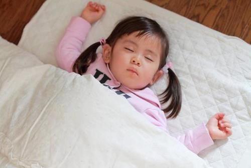 睡姿|宝宝“神奇睡姿”走红,宝妈掀开被子,网友:我一个也做不来