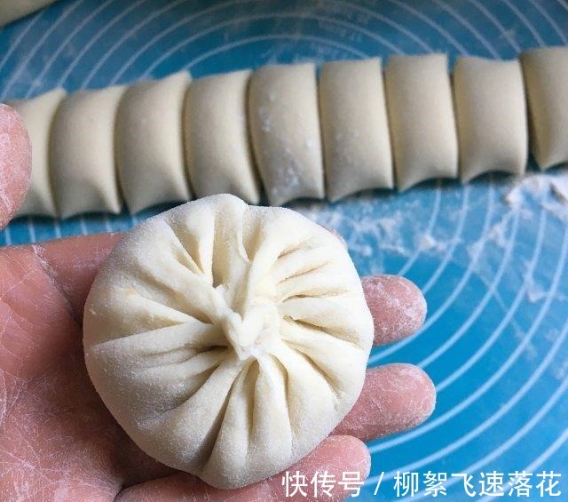 萝卜包子,皮薄馅大,暄软鲜香!